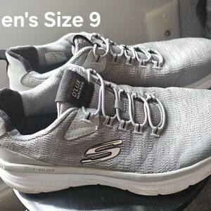 Skechers D'LUX Walker Sneakers in Light Gray